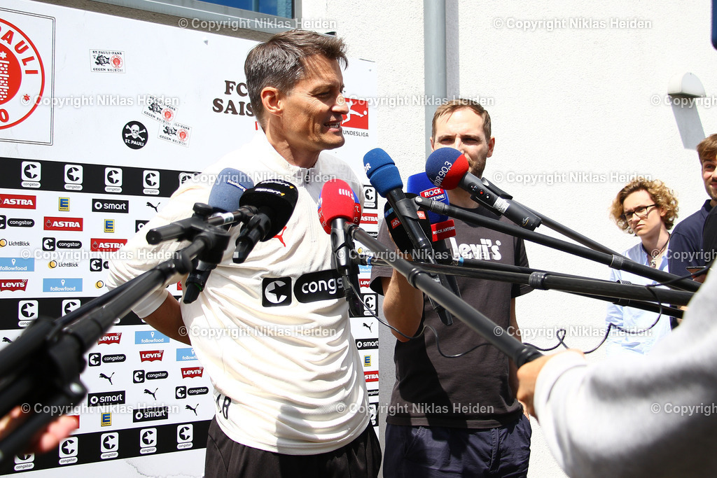 NH_FCStPauli_Training_08072024 | Alexander Blessin (Trainer, FC St. Pauli) gab nach dem Training noch Interviews.Fußball I Herren I Training I Saison 2024-2025 I FC St. Pauli I 08.07..2024 I Trainingszentrum FC St. Pauli