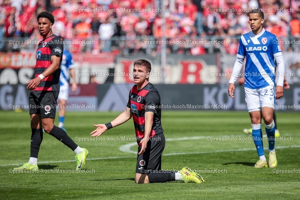 xsef26042601021 | 26.04.2026, xsefx, Fußball, 3.Liga, FC Viktoria Köln - Energie Cottbus, 35. Spieltag, Sportpark Höhenberg, Saison 2025 2026: Enttäuschte Gesichter nach der Niderlage von Viktoria Köln enttäuscht Enttäuschung  DFB regulations prohibit any use of photographs as image sequences and or quasi-video. Photo: xSabinexEffgenxPressefotoKochx