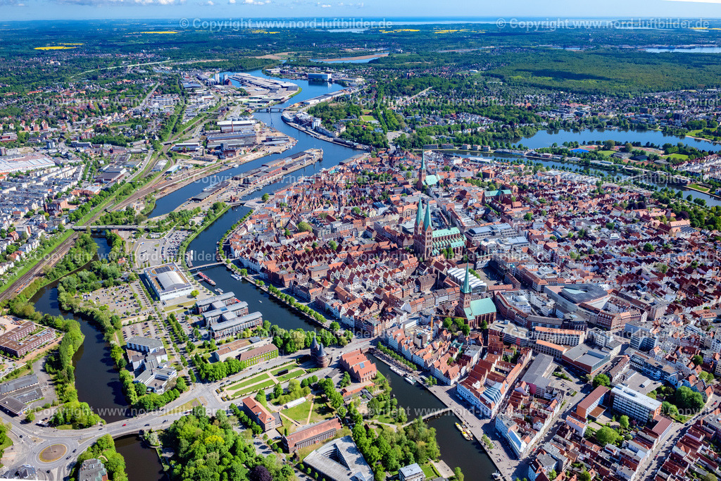 Lübeck_Altstadt_ELS_3665150522 | LüBECK 15.05.2022 Altstadtbereich und Innenstadtzentrum im Ortsteil Innenstadt in Lübeck im Bundesland Schleswig-Holstein, Deutschland. // Old Town area and city center in the district Innenstadt in Luebeck in the state Schleswig-Holstein, Germany. Foto: Martin Elsen