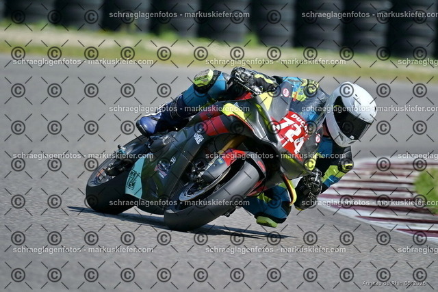 26BT02-1330 | markuskiefer.com - Realisiert mit Pictrs.com