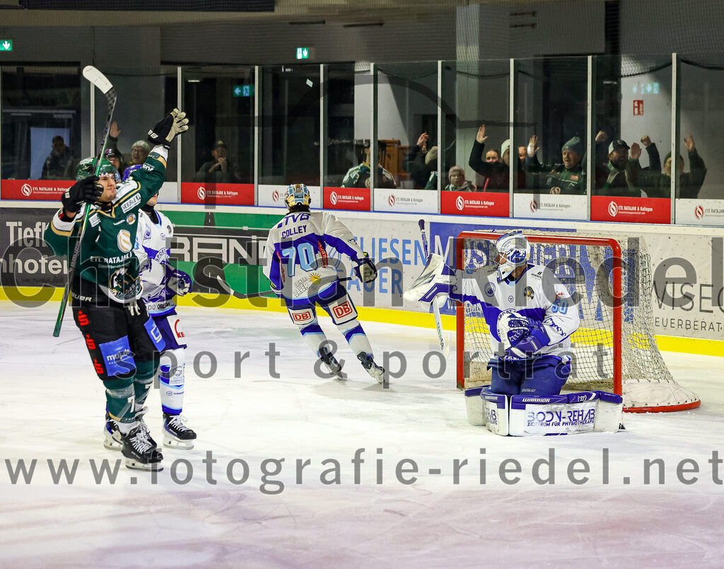 2026-01-23_079_TSV_Erding_gegen_SC_Riessersee | Erding, Deutschland, 23.01.2026:Eishockey, Oberliga Süd 2025 / 2026, 40. Spieltag, TSV Erding gegen SC Riessersee, Endergebnis: 6:5 n.V.Louis Trattner (Erding Gladiators, #7), Parker Colley (SC Riessersee, #70), Torwart Andreas Mechel (SC Riessersee, #50)Foto: Christian Riedel / fotografie-riedel.net