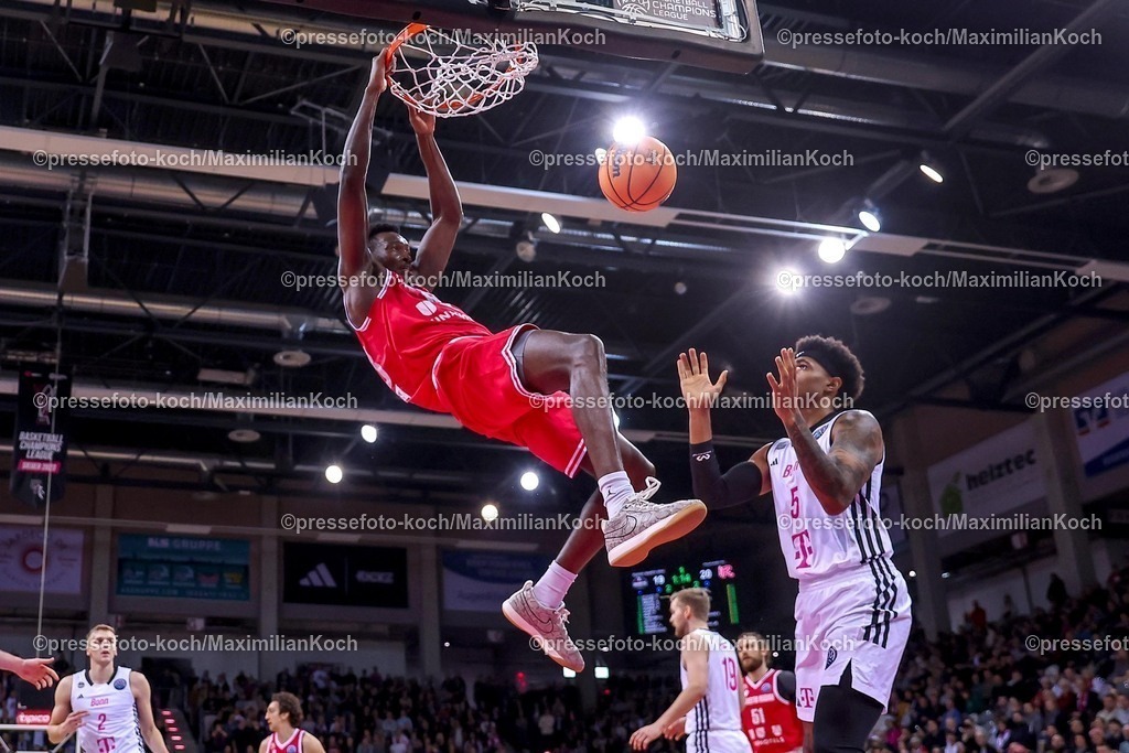 BCL08012501032 | 08.01.2025, Basketball Champions League, 1. Spiel Play-In, Telekom Baskets Bonn - Pallacanestro Reggiana, Telekom Dome: Stephane Gombauld (Pallacanestro Reggiana #13) gegen Rivaldo Soares (Telekom Baskets Bonn #5)