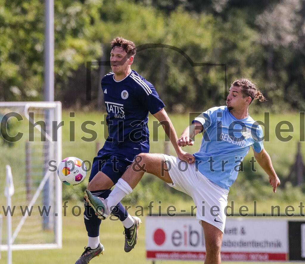 2023-08-26_025_FC_Langengeisling_gegen_TuS_Raubling | Erding, Deutschland, 26.08.2023:
Fußball, Bezirksliga Oberbayern Ost 2023 / 2024, 6. Spieltag, FC Langengeisling gegen TuS Raubling, Endergebnis: 2:0

Marius Pappenberger (TuS Raubling, #16), Maximilian Birnbeck (FC Langengeisling, #27)

Foto: Christian Riedel / fotografie-riedel.net