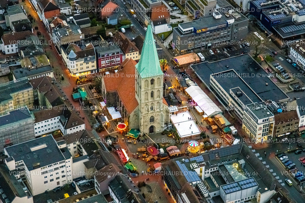 Hamm231204886 | Luftbild evang. Pauluskirche, Marktplatz, Weihnachtsmarkt mit Eislauffläche, Mitte Stadtbezirk Heessen, Hamm, Ruhrgebiet, Nordrhein-Westfalen, Deutschland