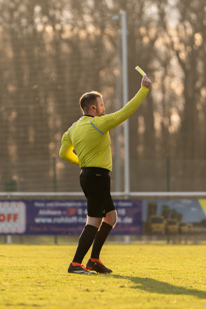 Fußball I Herren I Saison 2025-2026 I Bezirksliga Weser-Ems 4 I 21. Spieltag I TuS Lutten - SW Osterfeine I 4565 | Schiedsrichter / Schiri  - Realisiert mit Pictrs.com