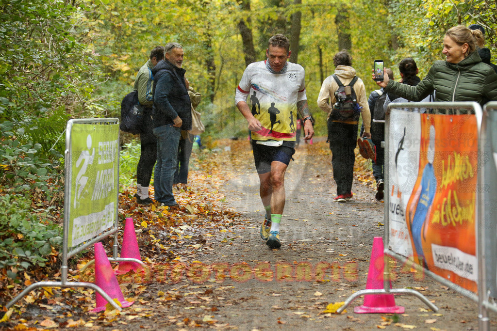 251026_1341_EX1_3862 | Sportfotografie im Rhein-Sieg Kreis, Köln, Bonn, NRW, Rheinland Pfalz, Hessen, etc. Unser Tätigkeitsfeld umfasst den Laufsport vom Volkslauf über den Marathon, Duathlon, Triathon bis zum Ultralauf wie Kölnpfad Ultra oder Schindertrail.