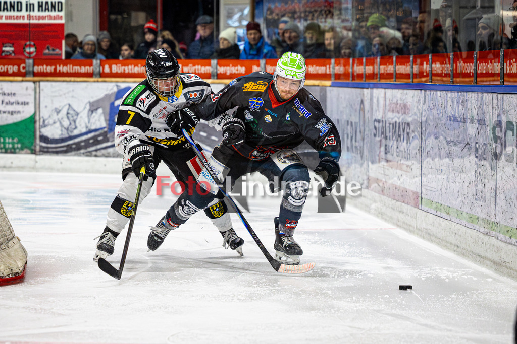 Peißenberg MINERS gegen EA Schongau MAMMUTS | Eishockey Bayernliga 2025/26 Vorrunde 20. Spieltag, Peißenberg MINERS gegen EA Schongau MAMMUTS, 20251221,Zweikampf,2025-12-21 in Peißenberg (flatbuy Arena Peißenberg), Yannis STEFFENS (EA Schongau MAMMUTS 7), Weiland PARRISH (MINERS 13)Copyright: WolfgangxLindner www.foto-lindner.de