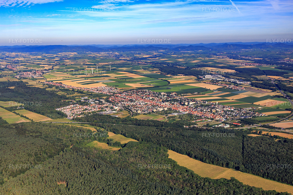 Luftbild: Stadtübersicht aus Südosten in Kandel im Bundesland Rheinland-Pfalz in Deutschland. Foto: IMG_091794.jpg vom 10.07.2016 durch Werner Riehm/FLY-FOTO.de