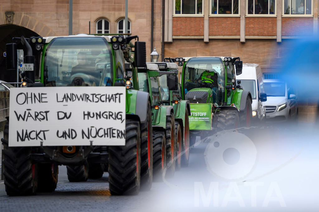 _DWA4234 | Bauerndemo gegen Agrarpolitik der Bundesregierung  auf dem Straße Obstmarkt und Hauptmarkt . Nürnberg, 08.01.2024 - Realisiert mit Pictrs.com