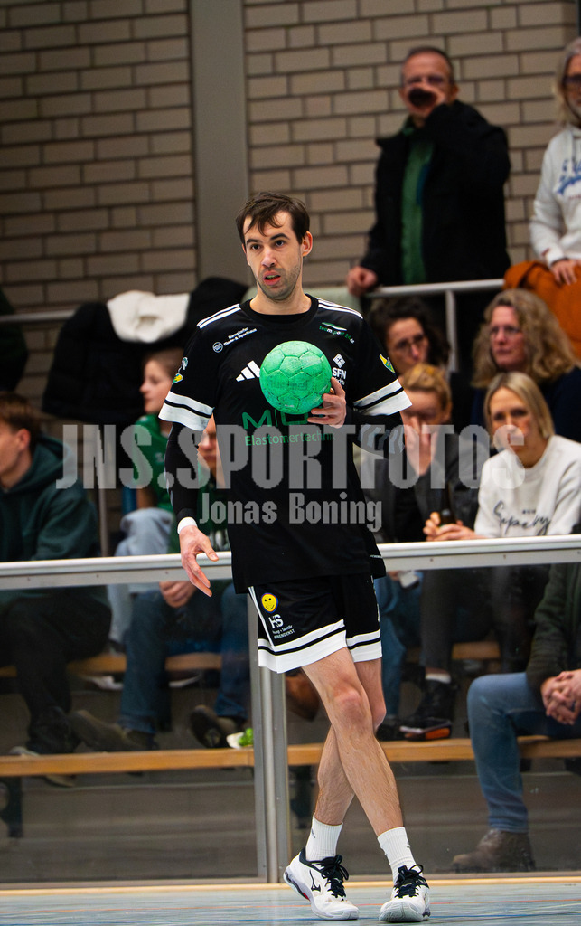 Handball I Herren I Saison 2025-2026 I Verbandsliga West I 13. Runde I SFN Vechta - HSG Varel II I 7458 | Denis Naumenco (20, SFN Vechta) - Realisiert mit Pictrs.com
