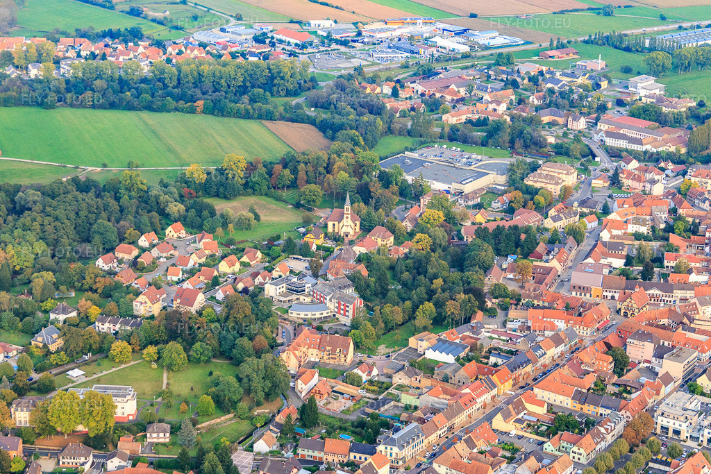Vue aérienne: Rue de l'Église à Bischwiller dans le département Bas Rhin, France.Photo: IMG_074271.jpg prise le 04/10/2014 par Werner Riehm/FLY-FOTO.euRésolution de l'original: 5149 x 3433 px