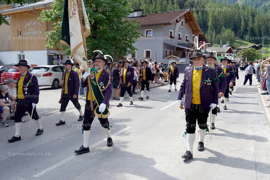 e16-news-2023-Juli23-Regimentsschuetzenfest3-Steeg-UMZUG_DORF-DSC07372 | Info aus dem Bezirk Reutte/Ausserfern Tirol sowie eine umfangreiche Bilddatenbank über die gesamte Region: Lechtal, Talkessel Reutte, Tannheimertal, Zwischentoren. Lech, Plansee, Zugspitze, Grenztunnel, B179, Fernpassstraße, Verkehr, Lawinen, Tradition, - Realisiert mit Pictrs.com