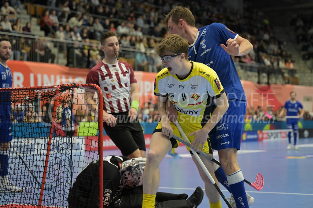 Zug United vs HC Rychenberg - 22. February 2025 | Zug United vs HC RychenbergSporthalle Wankdorf, BernMiko Kailiala (#87 Zug United) stösst Kimo Oesch (#9 HC Rychenberg Winterthur) vor Nils Schälin (#62 Zug United).Bild: Sportfotografie Markus Aeschimann | www.markus-aeschimann.ch - Realisiert mit Pictrs.com
