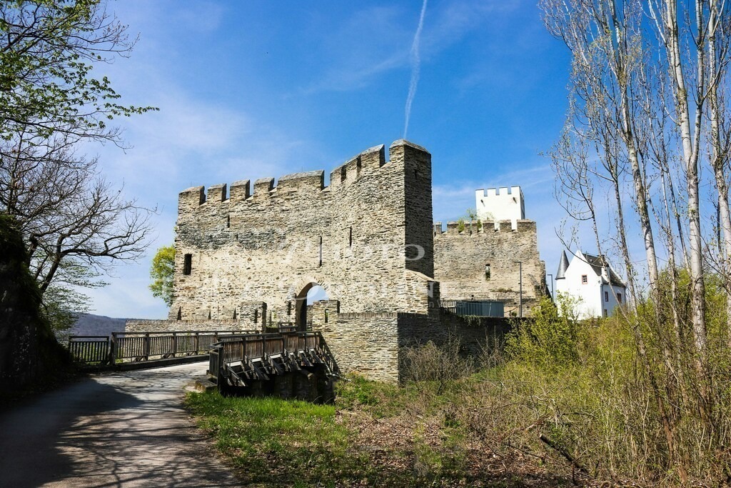 Burg Sterrenberg-8099 | Die Burg Sterrenberg ist eine der feindlichen Brüder oberhalb von Kamp Bornhofen. - Realisiert mit Pictrs.com