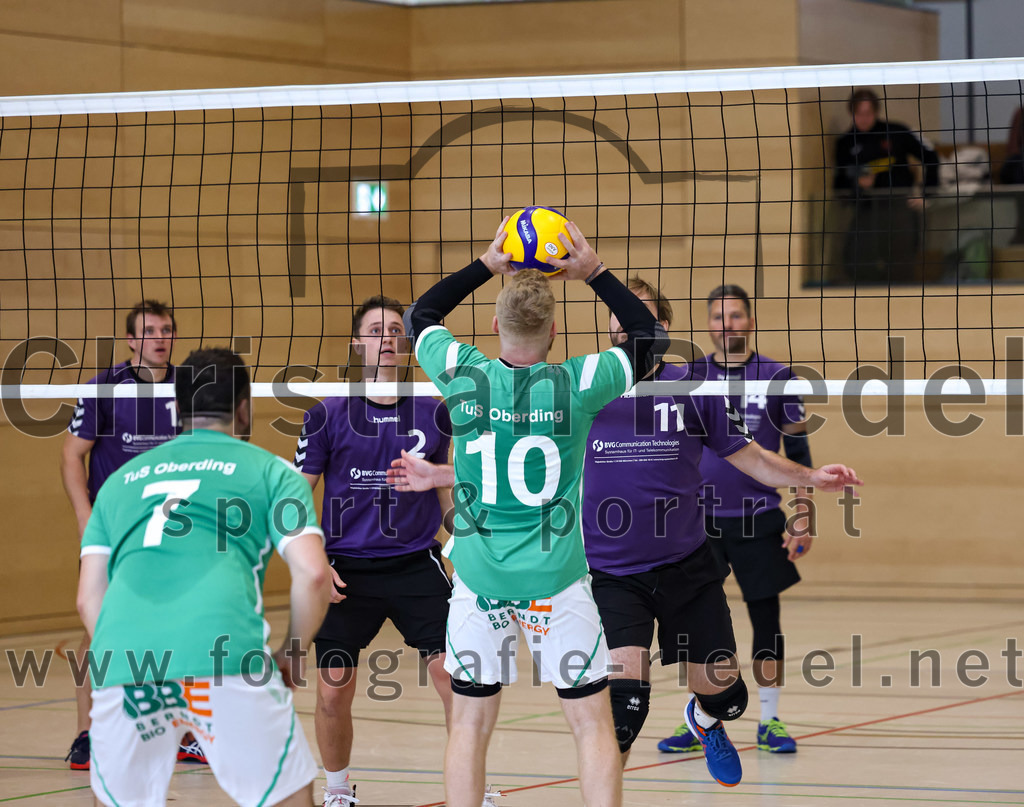 2022-11-12_092_TuS_Oberding_gegen_SC_Freising_II | Oberding, Deutschland, 12.11.2022:
Volleyball, Bezirksliga Ost 2022 / 2023, 7. Spieltag, TuS Oberding gegen MTV Pfaffenhofen II, Endergebnis: 3:2

Christian Sieracki (TuS Oberding, #7), Benedikt Lösch (TuS Oberding, #10), Wolfgang Zeitlhöfler (SC Freising, #11)

Foto: Christian Riedel / fotografie-riedel.net