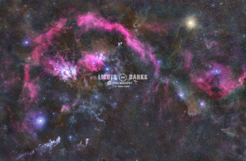 Portrait of the hunter | 4 panel mosaic of the Orion Region featuring a lot of prominent deepsky objects, like the Orion Nebula (M42), the Horsehead (NGC 2023) and Flame Nebula (NGC 2024), Casper the friendly Ghost Nebula (M78), Barnard's Loop (SH2-276), the Witchhead nebula (IC 2118) and many more.
135mm focal length with astromodified full frame cam, no filter
Shot over 8 nights in Las Tricias (la Palma) but I had to remove many hours of exposure due to heavy Calima (sand in the air) so its roughly 4 hours of Integration for each panel. - Realisiert mit Pictrs.com