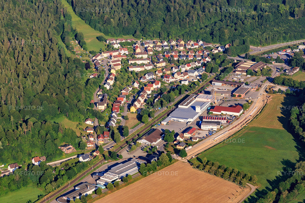 Luftbild: Dorfansicht im Neckartal aus Osten mit Kurt Allert GmbH + Co. KG im Ortsteil Altoberndorf in Oberndorf im Bundesland Baden-Württemberg in Deutschland. Foto: IMG_148918.jpg vom 28.06.2025 durch Werner Riehm/FLY-FOTO.deWWW.ALLERT.COM