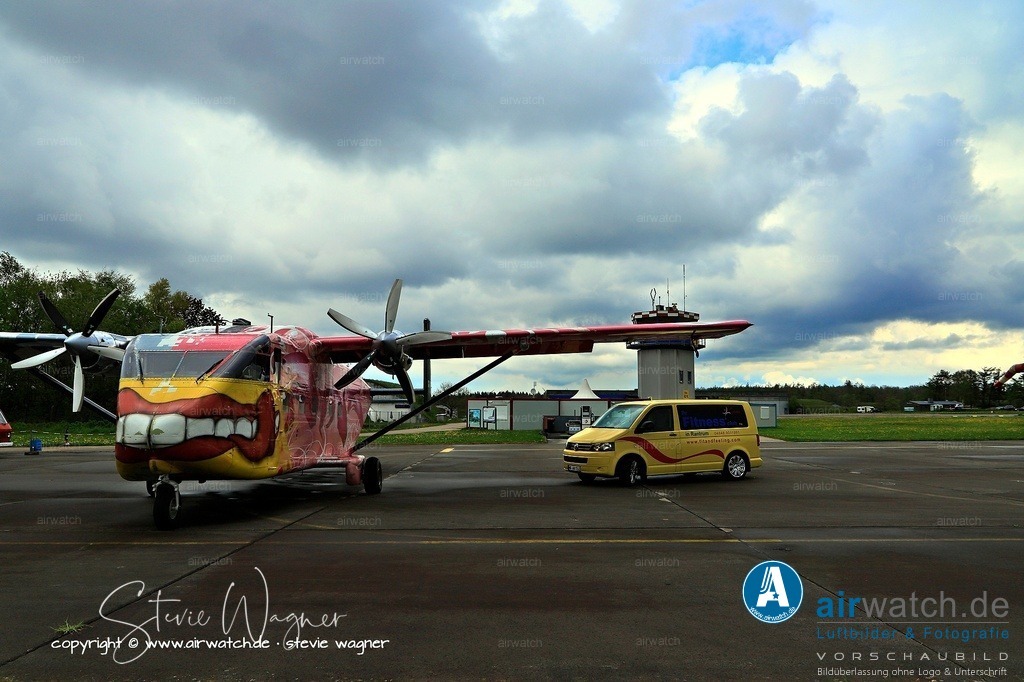 Flying Shoebox - Short S.C.7 Skyvan auf dem Flugplatz Husum-Schwesing | Zu den Kernangeboten gehört die Vercharterung von Luftfahrzeugen, insbesondere der bekannten Pink Skyvan, sowie die Organisation von Sprüngen von der eigenen Heimat-Sprungstelle Skydive Pink Klatovy in Tschechien. 