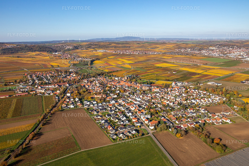Luftbild: Herbstliche verfärbte Dorf - Ansicht im Ortsteil Jerusalemsberg in Kirchheim im Bundesland Rheinland-Pfalz in Deutschland. Foto: IMG_123533.jpg vom 31.10.2020 durch Werner Riehm/FLY-FOTO.de