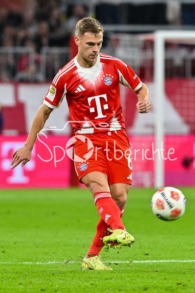FC Bayern München - Borussia Dortmund | mUNICH, GERMANY - with ball Joshua KIMMICH (FC Bayern Munich 6) during the bundesliga match between FC Bayern Munich vs. Borussia Dortmund on matchday 7 at Allianz Arena on October 18, 2025 in Munich, Germany / DFL REGULATIONS PROHIBIT ANY USE OF PHOTOGRAPHS AS IMAGE SEQUENCES AND/OR QUASI-VIDEO