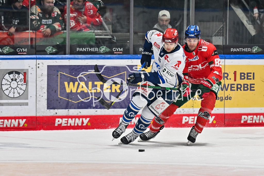 Augsburger Panther - Schwenninger Wild Wings | AUGSBURG, DEUTSCHLAND - 2. NOVEMBER: im Duell Arkadiusz DZIAMBOR (Schwenninger Wild Wings 16) und Alexandre GRENIER (Augsburger Panther 82) beim Ligaspiel zwischen den Augsburger Panthern und den Schwenninger Wild Wings am 17. Spieltag der Penny DEL im Curt Frenzel Stadion am 02.11.2025