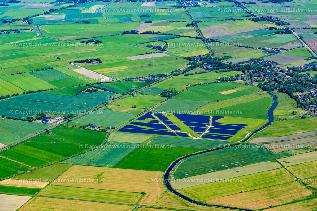 Stedesand_ELS_8232100623 | ENGE-SANDE 10.06.2023 Paneel- Reihen eines Solarkraftwerkes und Photovoltaik- Anlage auf einem Feld im Ortsteil Stedesand in Enge-Sande im Bundesland Schleswig-Holstein, Deutschland. // Rows of panels of a solar power plant and photovoltaic system on afield in the district Stedesand in Enge-Sande in the state Schleswig-Holstein, Germany. Foto: Martin Elsen