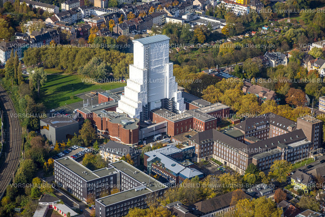 Bochum241016470 | Luftbild, Deutsches Bergbau-Museum Bochum mit Baustelle und Renovierung des verhüllten Förderturms, Wahrzeichen und Sehenswürdigkeit, Gebäude Polizeipräsidium Mitte, Schillerplatz, Hofstede, Bochum, Ruhrgebiet, Nordrhein-Westfalen, Deutschland