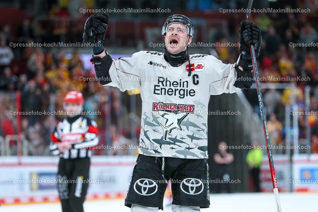 DueDEL25022401059 | 25.02.2024, Düsseldorf, Eishockey, Penny DEL, 49. Spieltag, PSD-BANK Dome, Düsseldorfer EG - Kölner Haie: Abschlussjubel nach dem 3:2 Sieg nach Penaltyschießen für die Kölner Haie. Die Mannschaft steht jubelnd auf dem Eis. Moritz Müller (Kölner Haie) jubelnd
