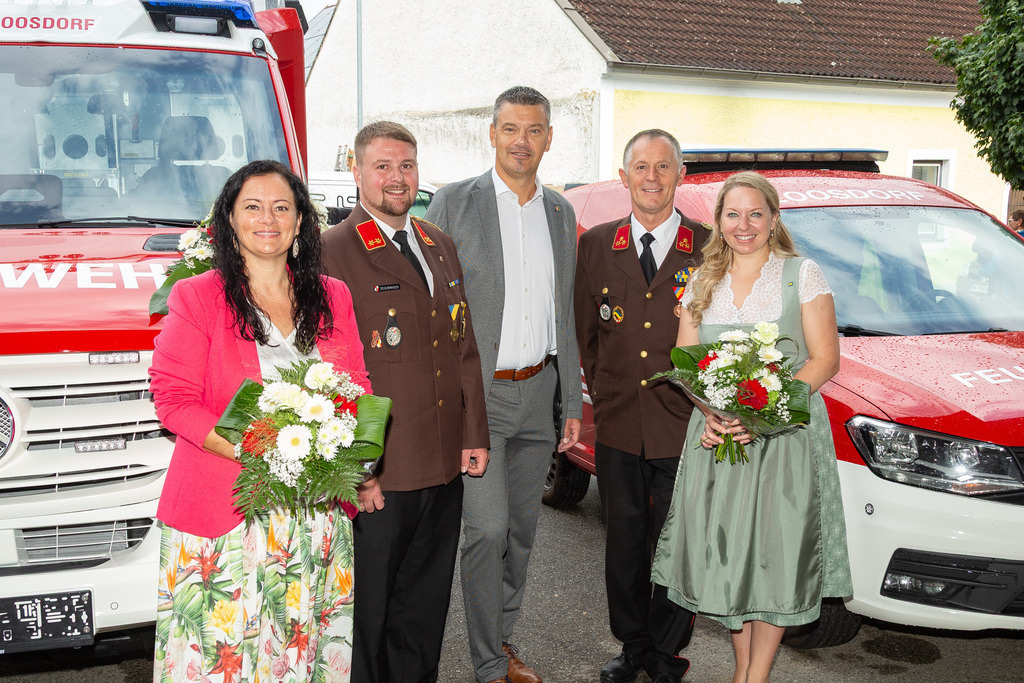 54_Gruppenfotos_054 | Fotodoku der Festmesse im FF-Haus Loosdorf anlässlich der Fahrzeugweihe und in Dienststellung der neuen Einsatzfahrzeuge der FF-Loosdorf.
