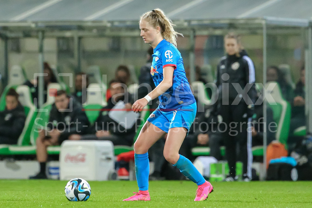 Fussball, Google Pixel Frauen-Bundesliga, VfL Wolfsburg - RB Leipzig | v.li.: Nina Räcke (RB Leipzig, 4) am Ball, Freisteller, Einzelbild, Ganzkörper, Aktion, Action, Spielszene, DIE DFB-RICHTLINIEN UNTERSAGEN JEGLICHE NUTZUNG VON FOTOS ALS SEQUENZBILDER UND/ODER VIDEOÄHNLICHE FOTOSTRECKEN. DFB REGULATIONS PROHIBIT ANY USE OF PHOTOGRAPHS AS IMAGE SEQUENCES AND/OR QUASI-VIDEO.