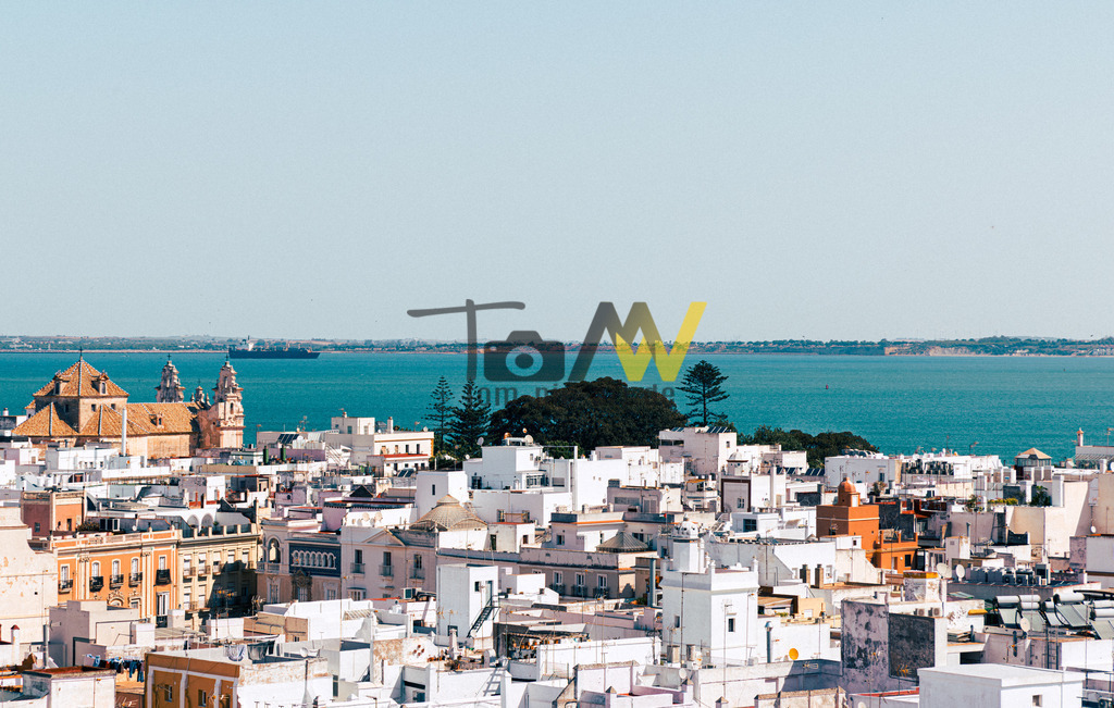 Blick über die Häuser von Cádiz in Andalusien,Panorama | Das Bild zeigt eine Luftaufnahme der Altstadt von Cádiz, Spanien, aufgenommen vom Torre Tavira. Der Torre Tavira war im 18. Jahrhundert der offizielle Wachturm des Hafens von Cádiz und ist der höchste Punkt der Stadt. Er ist eine der wichtigsten Touristenattraktionen und bekannt für seine Camera Obscura, die als erste in Spanien 1994 eingeweiht wurde.  - Realisiert mit Pictrs.com