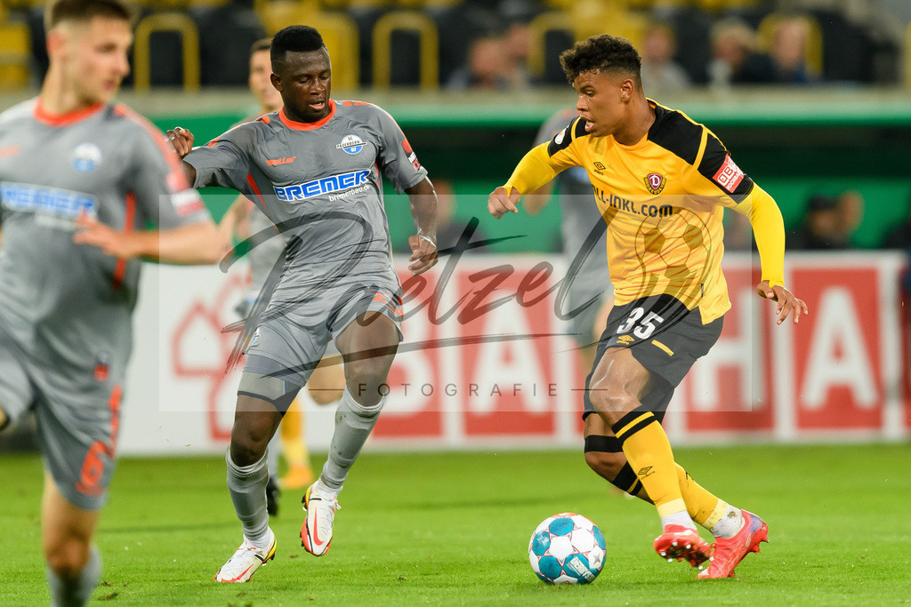 DREPAD20210806_019 | Fussball, Herren: Jamilu Collins (SC Paderborn 07) und Ransford-Yeboah Koenigsdoerffer (SG Dynamo Dresden) im Zweikampf beim Spiel der 1. Runde im DFB-Pokal zwischen SG Dynamo Dresden und SC Paderborn 07 im Rudolf-Harbig-Stadion am 06.08.2021 in Dresden, Deutschland.DFB / DFL REGULATIONS PROHIBIT ANY USE OF PHOTOGRAPHS AS IMAGE SEQUENCES AND/OR QUASI-VIDEO. - Realisiert mit Pictrs.com