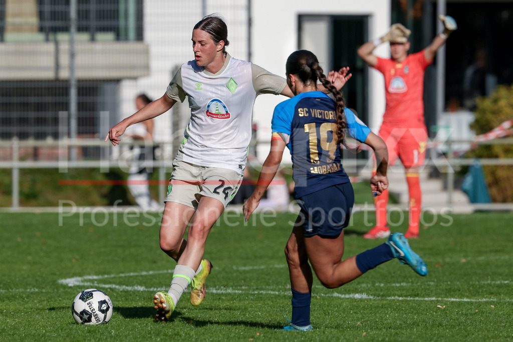 Fussball, DFB-Pokal Frauen, SC Victoria Hamburg - SV Werder Bremen | v.li.: Lara Schmidt (SV Werder Bremen, 24) und Amira Mobarak (SC Victoria Hamburg, 19) im Zweikampf, Duell, Dynamik, Aktion, Action, Spielszene, DIE DFB-RICHTLINIEN UNTERSAGEN JEGLICHE NUTZUNG VON FOTOS ALS SEQUENZBILDER UND/ODER VIDEOÄHNLICHE FOTOSTRECKEN. DFB REGULATIONS PROHIBIT ANY USE OF PHOTOGRAPHS AS IMAGE SEQUENCES AND/OR QUASI-VIDEO.