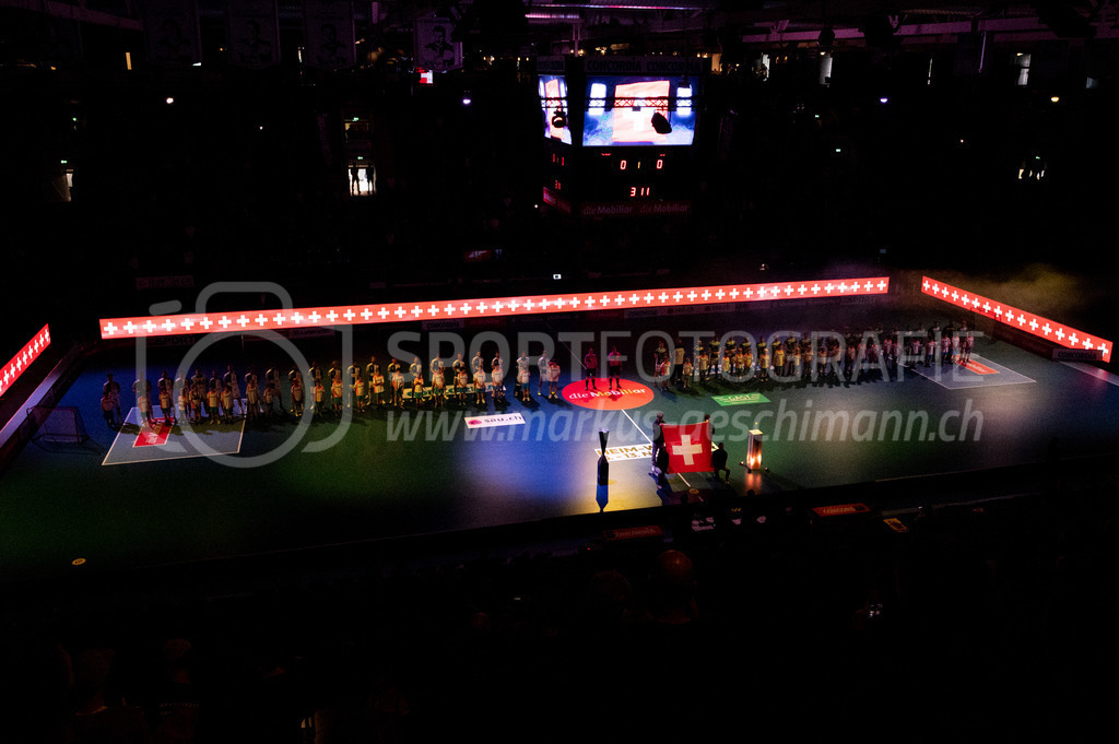SV Wiler-Ersigen vs GC Unihockey - 23. April 2022 | SV Wiler-Ersigen vs GC Unihockey
Stimo Arena, Kloten
Die Teams während der Nationalhymne.
Bild: Sportfotografie Markus Aeschimann | www.markus-aeschimann.ch - Realisiert mit Pictrs.com