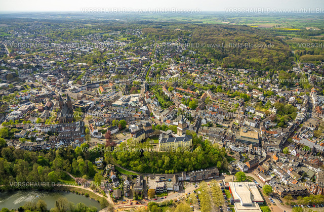 Kleve240402660 | Luftbild, Übersicht über die malerische Altstadt Kleve mit der Sehenswürdigkeit Schwanenburg sowie Landgericht und Amtsgericht, Schloßberg, Innenstadt mit Neue Mitte Einkaufszentrum und Fußgängerzone Große Straße, links die kath. Kirche Stiftskirche St. Mariae Himmelfahrt, hinten der Klever Wald, Kleve, Niederrhein, Nordrhein-Westfalen, Deutschland