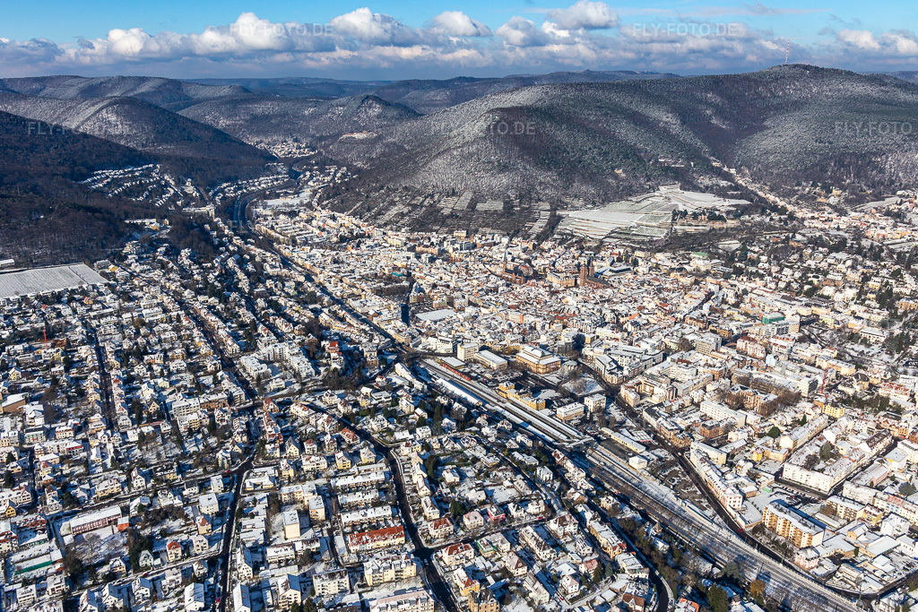 Luftbild: Winterluftbild im Schnee in Neustadt an der Weinstraße im Bundesland Rheinland-Pfalz in Deutschland. Foto: IMG_124629.jpg vom 11.02.2021 durch Werner Riehm/FLY-FOTO.de
