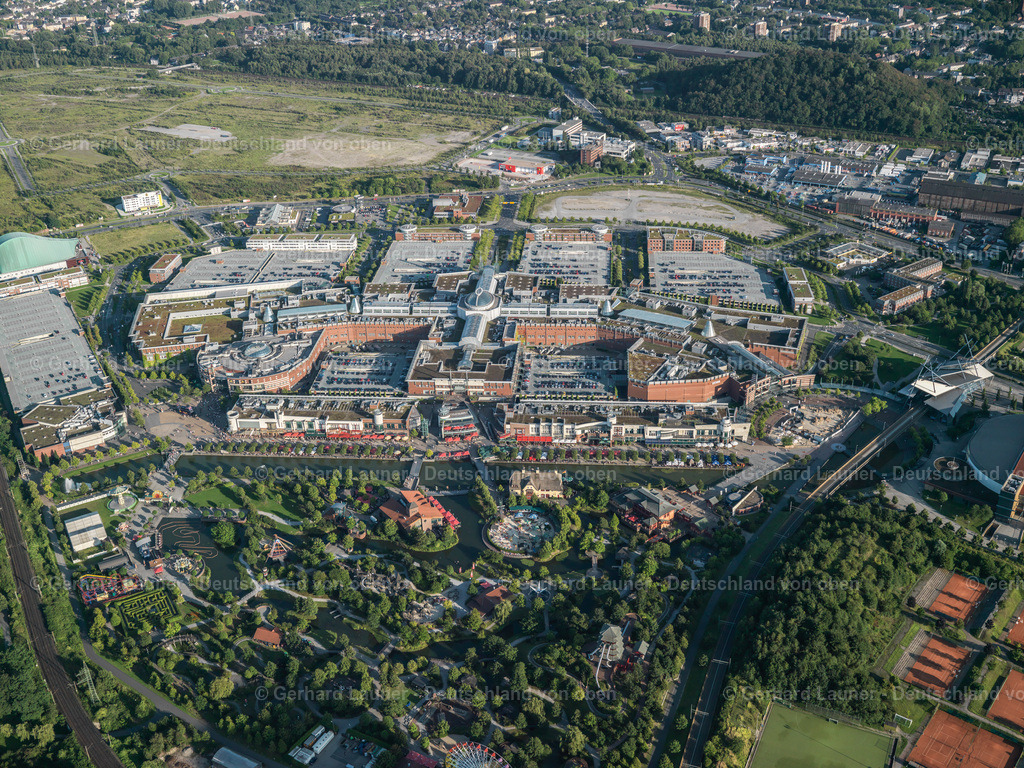 2996197 | OBERHAUSEN 25.08.2021 Gebäudekomplex und Gelände des Einkaufszentrum der CentrO Management GmbH an der Osterfelder Straße in Oberhausen im Ruhrgebiet im Bundesland Nordrhein-Westfalen. Weiterführende Informationen bei: CentrO Management GmbH,  Prime Management GmbH &amp; Co. KG,  Prime Real Estate Consulting GmbH,  RKW Architektur + Rhode Kellermann Wawrowsky GmbH. // Building complex of the shopping mall Centro in Oberhausen at Ruhrgebiet in the state of North Rhine-Westphalia. Further information at: CentrO Management GmbH,  Prime Management GmbH &amp; Co. KG,  Prime Real Estate Consulting GmbH,  RKW Architektur + Rhode Kellermann Wawrowsky GmbH. Foto: Gerhard Launer