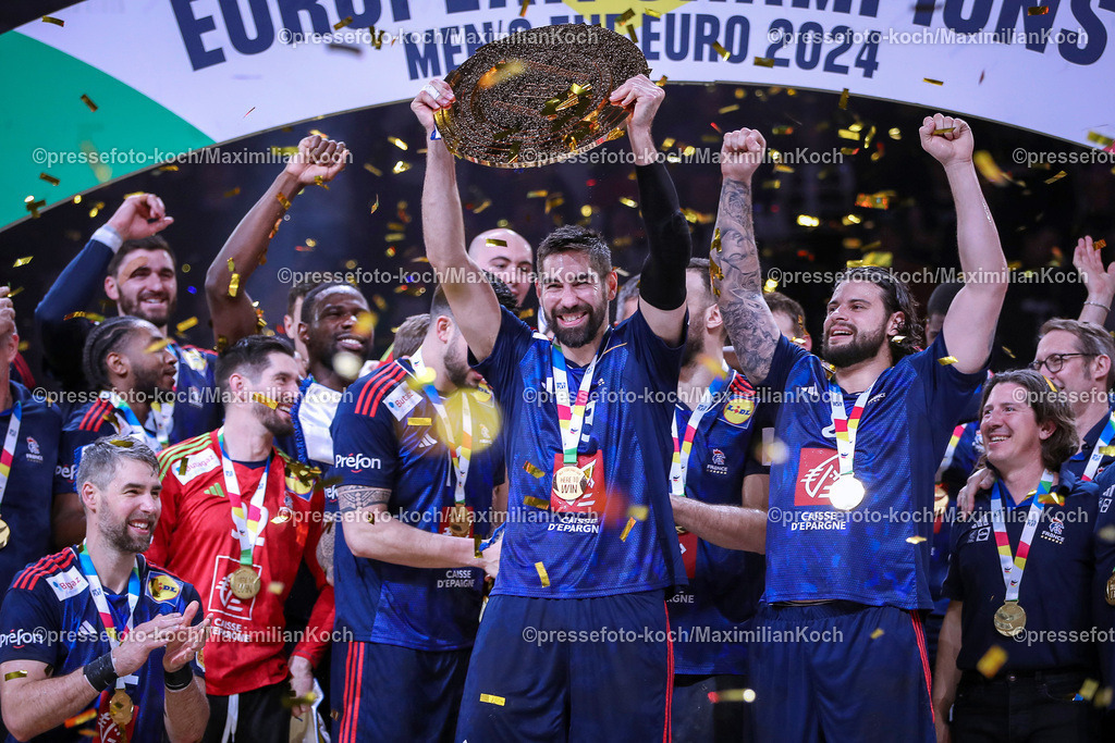 EHFEURO28012402353 | 28.01.2024, EHF EURO 2024, Männer Europameisterschaft Handball, Lanxess Arena in Köln, Finale, Siegerehrung Frankreich ist Europameister. Nikola Karabatic (Frankreich) hält jubelnd die Siegerschale nach Oben.