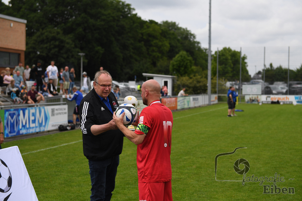 SV Brake Ü40-BW Bümmerstede (Ü40) | Kreispokal Finale Jade-Weser-Hunte Ü40; SV Brake Ü40 (rot)-BW Bümmerstede Ü40 (weiß) am 15.06.2025 in Rastede (Sportanlage Köttersweg), Photo: Philip Eiben 2025 - Realisiert mit Pictrs.com