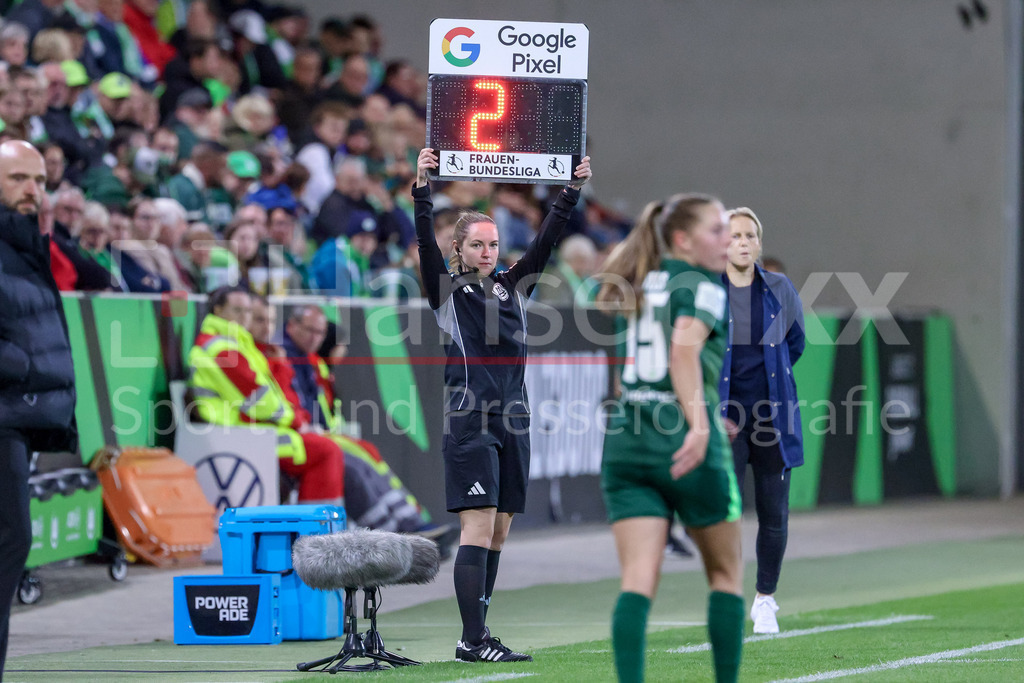 Fussball, Google Pixel Frauen-Bundesliga, VfL Wolfsburg - SV Werder Bremen | Vierte Offizielle (4. Offizielle, 4. Schiedsrichterin) Antonia Tucholski zeigt die Nachspielzeit von zwei Minuten an, 2 Minuten Extra Time, Verlängerung, hält die Tafel hoch, DIE DFB-RICHTLINIEN UNTERSAGEN JEGLICHE NUTZUNG VON FOTOS ALS SEQUENZBILDER UND/ODER VIDEOÄHNLICHE FOTOSTRECKEN. DFB REGULATIONS PROHIBIT ANY USE OF PHOTOGRAPHS AS IMAGE SEQUENCES AND/OR QUASI-VIDEO.