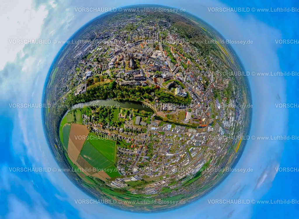 Kleve240490035KleverCitySchwanenburg | Luftbild, Übersicht über die City und malerische Altstadt Kleve mit der Sehenswürdigkeit Schwanenburg sowie Landgericht und Amtsgericht, Schloßberg, Innenstadt mit Neue Mitte Einkaufszentrum und Fußgängerzone Große Straße, kath. Kirche Stiftskirche St. Mariae Himmelfahrt, Kanal Kermisdahl / Spoykanal, Stadthalle und Rathaus, hinten der Klever Wald, Erdkugel, Fisheye Aufnahme, Fischaugen Aufnahme, 360 Grad Aufnahme, tiny world, little planet, fisheye Bild, Kleve, Niederrhein, Nordrhein-Westfalen, Deutschland