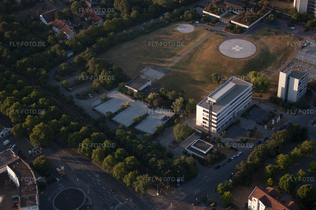 Luftbild: Hubschrauberlandeplatz der BG Klinik Ludwigshafen http://www.bgu-ludwigshafen.de/ im Ortsteil Oggersheim in Ludwigshafen im Bundesland Rheinland-Pfalz in Deutschland. Foto: IMG_69421.jpg vom 04.07.2014 durch Werner Riehm/FLY-FOTO.de