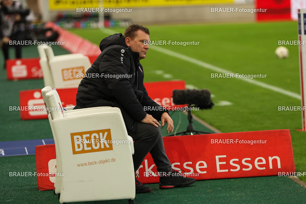 Rot-Weiss Essen - 1.Fc Schweinfurt | Essen, Deutschland, 02.11.2025 Uwe Koschinat (Rot-Weiss Essen) schaut während des 3.Liga Spiels zwischen  Rot-Weiss Essen und 1.Fc Schweinfurt am 02.11.2025 im Stadion an der Hafenstraße in Essen. (Foto von Timo Bluhmki-Schmidt/Brauer Fotoagentur