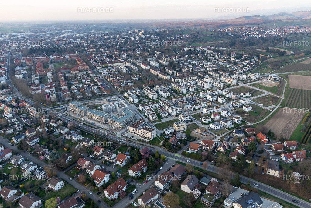 Baustelle eines Neubau- Wohngebietes der Reihenhaus- Siedlung Im Seidenfaden | Luftbild: Baustelle eines Neubau- Wohngebietes der Reihenhaus- Siedlung Im Seidenfaden in Offenburg im Bundesland Baden-Württemberg in Deutschland. Foto: IMG_120440.jpg vom 17.03.2020 durch ©2025 Werner Riehm fly-foto.de/copyright - Realisiert mit Pictrs.com