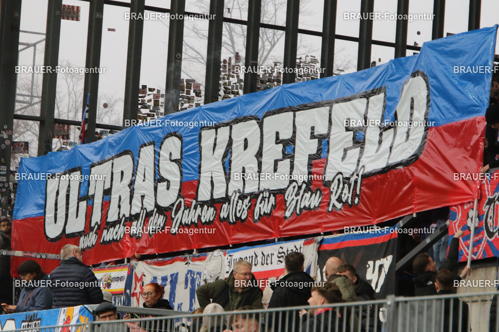 15.11.2025 KFC Uerdingen - SPVG Schonnebeck | Krefeld, Deutschland, 15.11.2025: Banner der Ultras in der Krefelder Grotenburg (KFC Uerdingen) vor dem Oberliga Niederrhein Spiel zwischen KFC Uerdingen  - Spvg Essen Schonnebeck am 15.11. 2025 im Krefelder Grotenburg - Stadion in Krefeld, Deutschland. (Foto Ralph Görtz / Brauer-Fotoagentur)