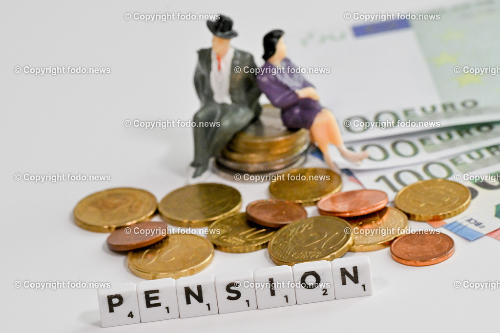 Pension_ 20.01.2025-3 | 20.01.2025, Linz, AUT, Themenbild, im Bild Pension, Pensionisten, Senioren, teuer, Ruhestand, Budget, Geld, Euro, Muenzen, Geldscheine, Kuerzung, Haushaltskosten, Kostenexplosion, Nebenkosten, Pensionsreform, Rente, Pensionssystem, Pensionskonto