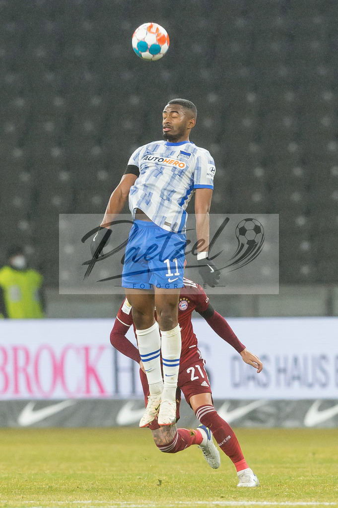 BSCFCB20220123_078 | Fussball, Herren: Myziane Maolida (Hertha BSC) in Aktion, am Ball, Einzelaktion bei dem Spiel der 1. Bundesliga zwischen Hertha BSC und FC Bayern Muenchen im Olypiastadion am 23.01.2022 in Berlin, Deutschland.DFB / DFL REGULATIONS PROHIBIT ANY USE OF PHOTOGRAPHS AS IMAGE SEQUENCES AND/OR QUASI-VIDEO. - Realisiert mit Pictrs.com