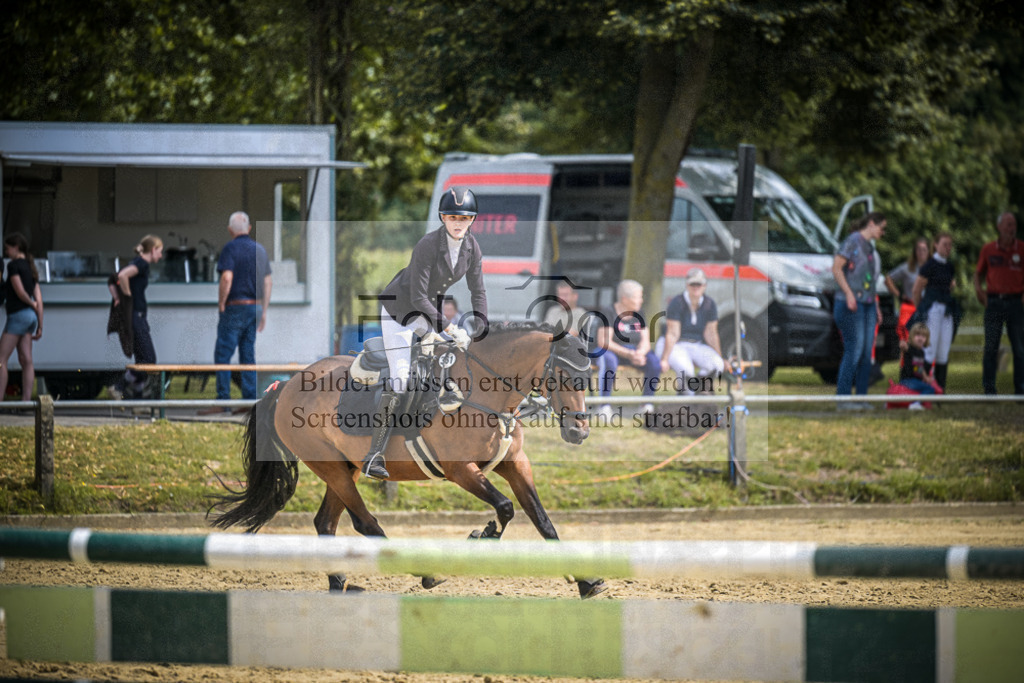 DOS_5021 | Entdecke hochwertige Reitturnierfotos von Foto Oger. Professionell, emotional und authentisch – jetzt Lieblingsmomente im Shop bestellen.Deutschlandweite Turnierfotografie. - Realisiert mit Pictrs.com