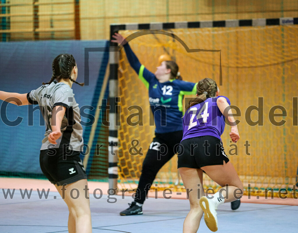 2022-11-12_033_SpVgg_Altenerding_II_gegen_SC_Kirchdorf | Erding, Deutschland, 12.11.2022:
Handball, Bezirksliga Frauen Altbayern 2022 / 2023, 5. Spieltag, SpVgg Altenerding II gegen SC Kirchdorf, Endergebnis: 24:19

Julia Wiesheu (SC Kirchdorf, #16), Julia Sponsel (SC Kirchdorf, #12), Sophie Lößl (SpVgg Altenerding, #24)

Foto: Christian Riedel / fotografie-riedel.net