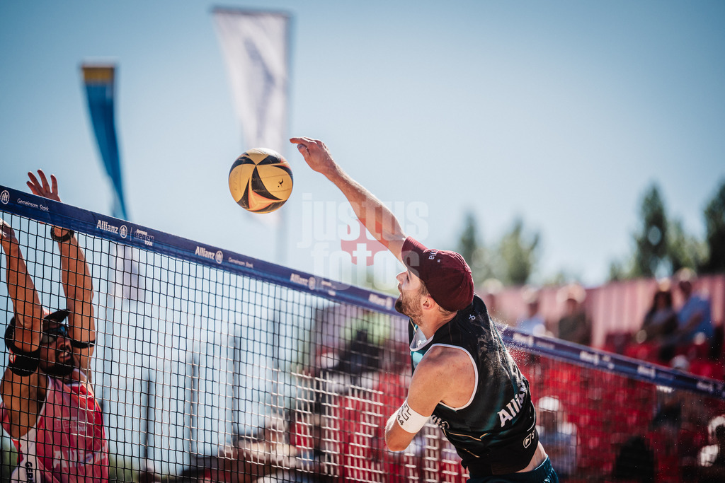 Beachvolleyball | Männer | Allianz German Beach Tour 2025 | Tourstop Berlin | 21.08.2025 | rechts Manuel Harms beim Angriff gegen links Jonathan Erdmann